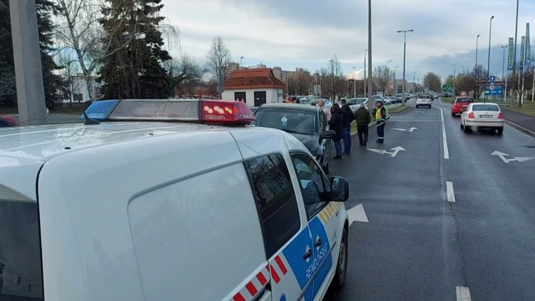Személyautó karambolozott a törzs utcán