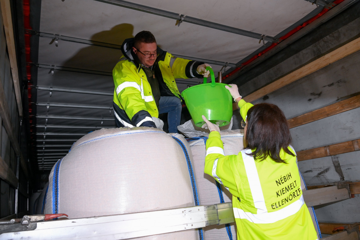 A Nemzeti Élelmiszerlánc-biztonsági Hivatal (Nébih) szakemberei mintát vesznek egy Ukrajna felől érkezett tranzitkamion kukoricaszállítmányából a záhonyi közúti határátkelőhelyen 2023. április 17-én késő este. Minden, Ukrajnából Magyarországra közúton és vasúton érkező gabonaszállítmány útját ellenőrzik és csak a tranzitforgalmú járműveket engedik át az országon - mondta a helyszínen Nobilis Márton, az Agrárminisztérium élelmiszeriparért és kereskedelempolitikáért felelős államtitkára. Nagy István agrárminiszter április 15-én jelentette be, hogy Lengyelországhoz hasonlóan, átmeneti jelleggel megtiltja az Ukrajnából származó vagy onnan érkező gabona és olajosmagvak, valamint több más mezőgazdasági termék Magyarországra történő importálását. MTI/Czeglédi Zsolt