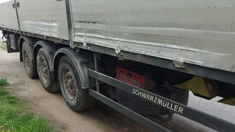 magasfeszültségű oszlopnak ütközött egy kamion