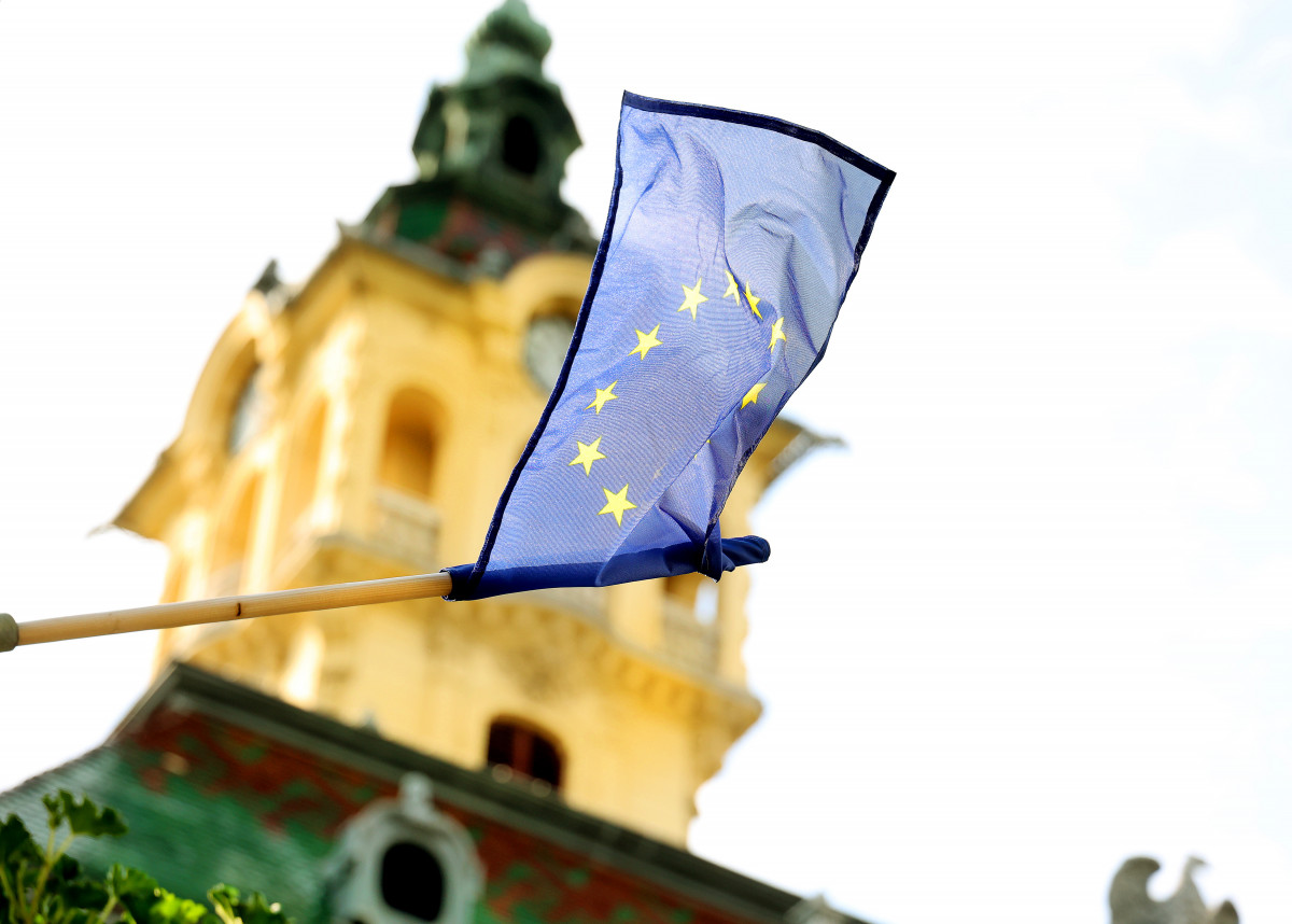 Szeged, városháza, Európai Unió, EU, zászló