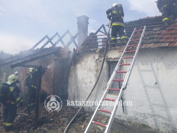  Kigyulladt egy ház Hajdúsámsonban