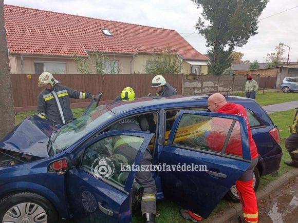 Oszlopnak hajtott egy személyautó Debrecenben