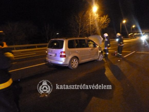 Két autó ütközött a 4-es főúton Debrecennél