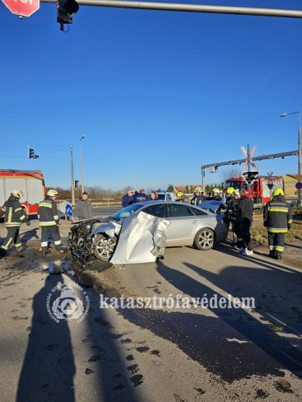 Személyvonattal ütközött egy autó Debrecenben