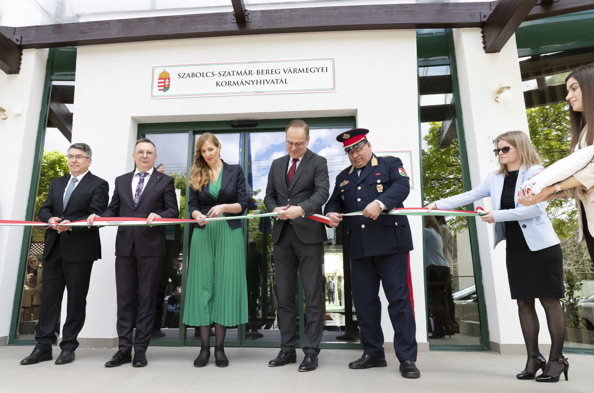 Átadták a vármegyei kormányhivatal környezetvédelmi és természetvédelmi főosztálya felújított épületét Nyíregyházán