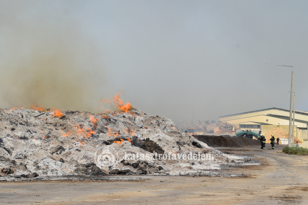 Tűz Debrecennél a Vértesi úton