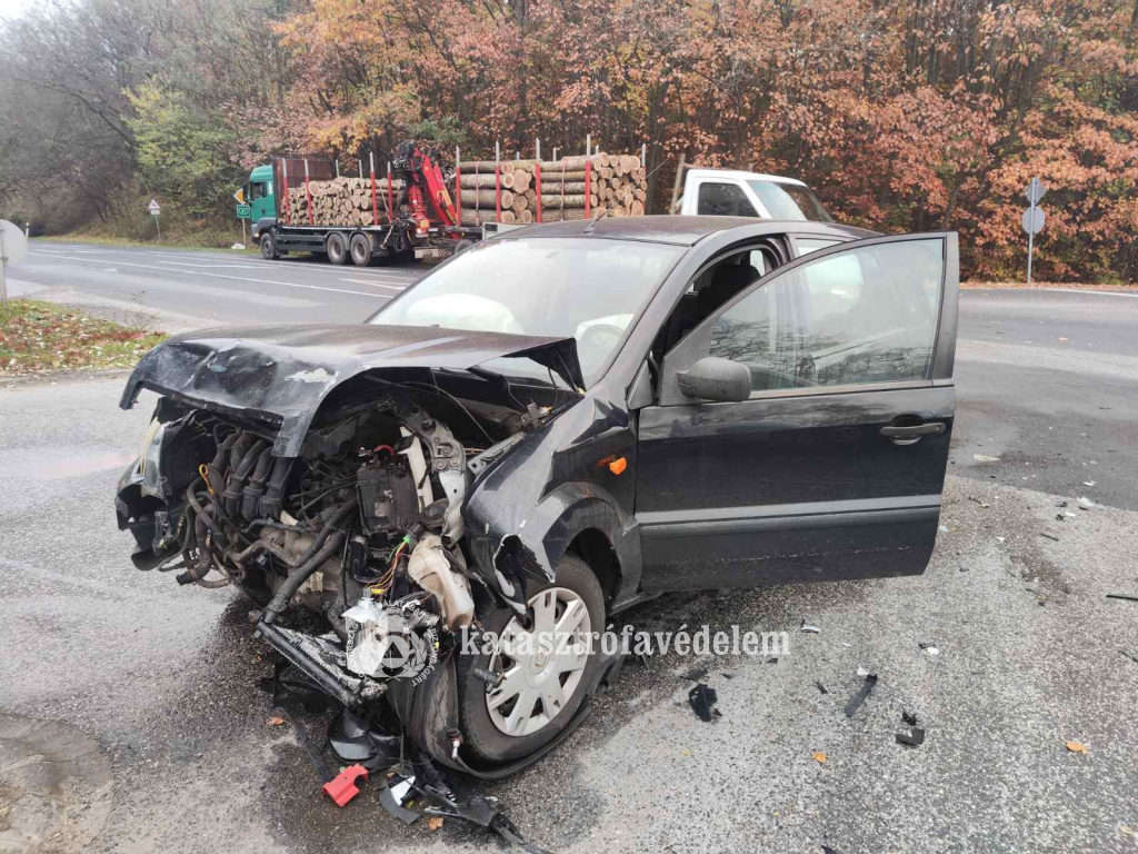 Két autó ütközött össze a 41-es főúton, Baktalórántháza közelében