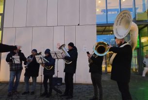 Koncert a nyíregyházi Jósa András kórház előtt