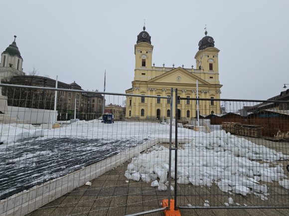 Bontják a debreceni jégpályát