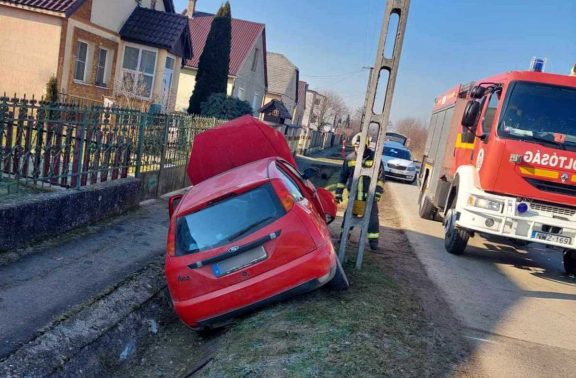 Árokba csapódott egy autó Zsurkon