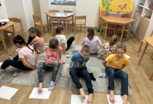 Miért jó, ha a gyerekek megpróbálnak lábbal rajzolni? - Izgalmas foglalkozások Nyíregyházán