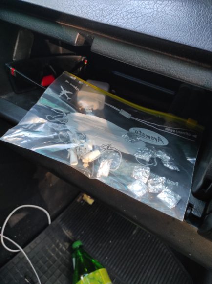 Kábítószert találtak a debreceni sofőr kesztyűtartójában