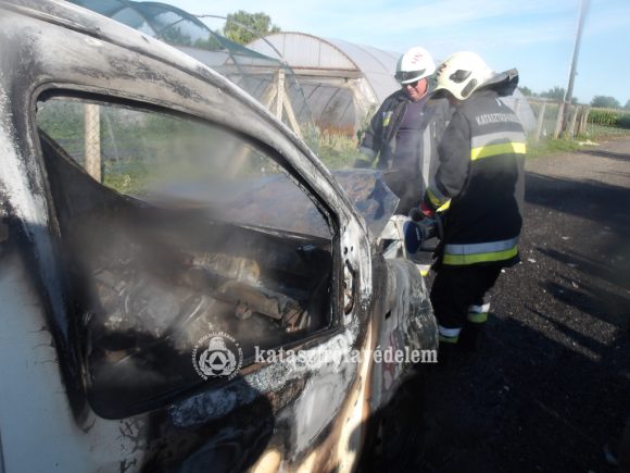 Felcsaptak a lángok Hajdúböszörményben: egy autó gyulladt ki