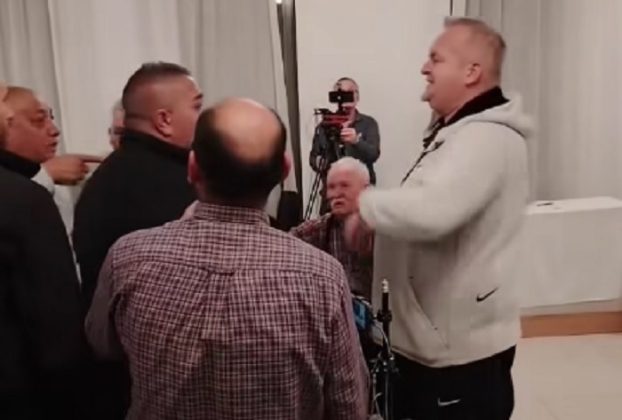 Rasszista vicc miatt lett verekedés a nagykállói közmeghallgatásból