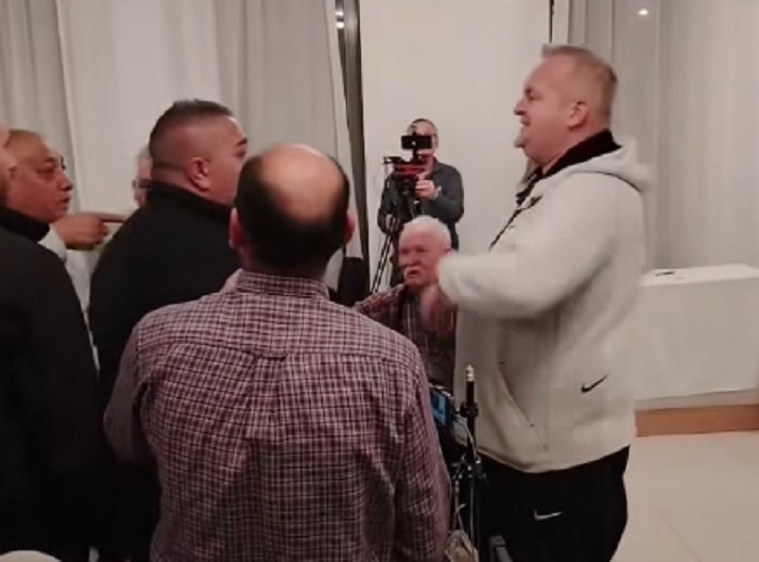 Rasszista vicc miatt lett verekedés a nagykállói közmeghallgatásból