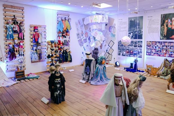 Megnyílt Asbóth Anikó visszatekintő tárlata a Vojtinában