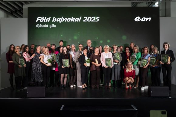 A Föld bajnokai győztes óvodák, iskolák, gimnáziumok pedagósai és a zsűri tagjai a díjátadón