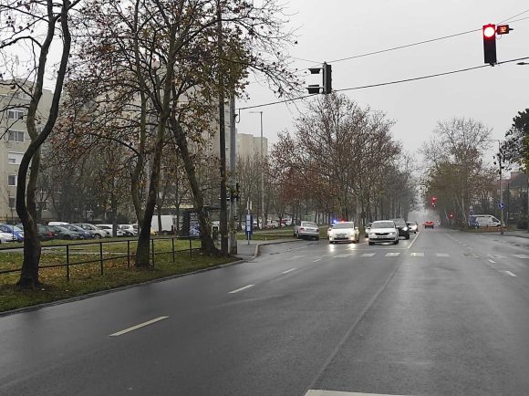 Oszlopot döntött egy autó Debrecenben