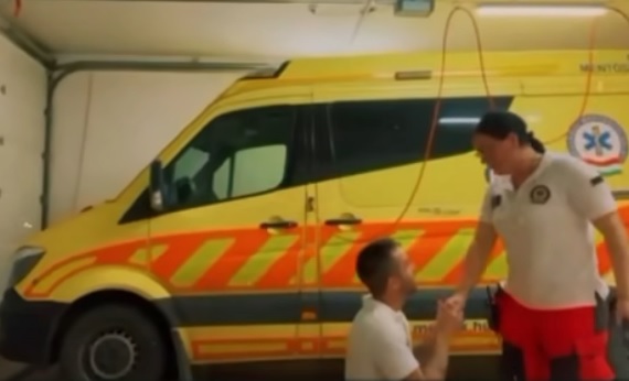 Megható lánykérés az ibrányi mentőállomáson