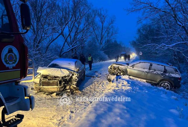 Hármas karambol történt a 4127-es úton, Zsarolyánnál