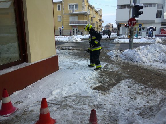 Nem csak a hó, a jég is veszélyes - szükség volt a tűzoltókra Balmazújvároson