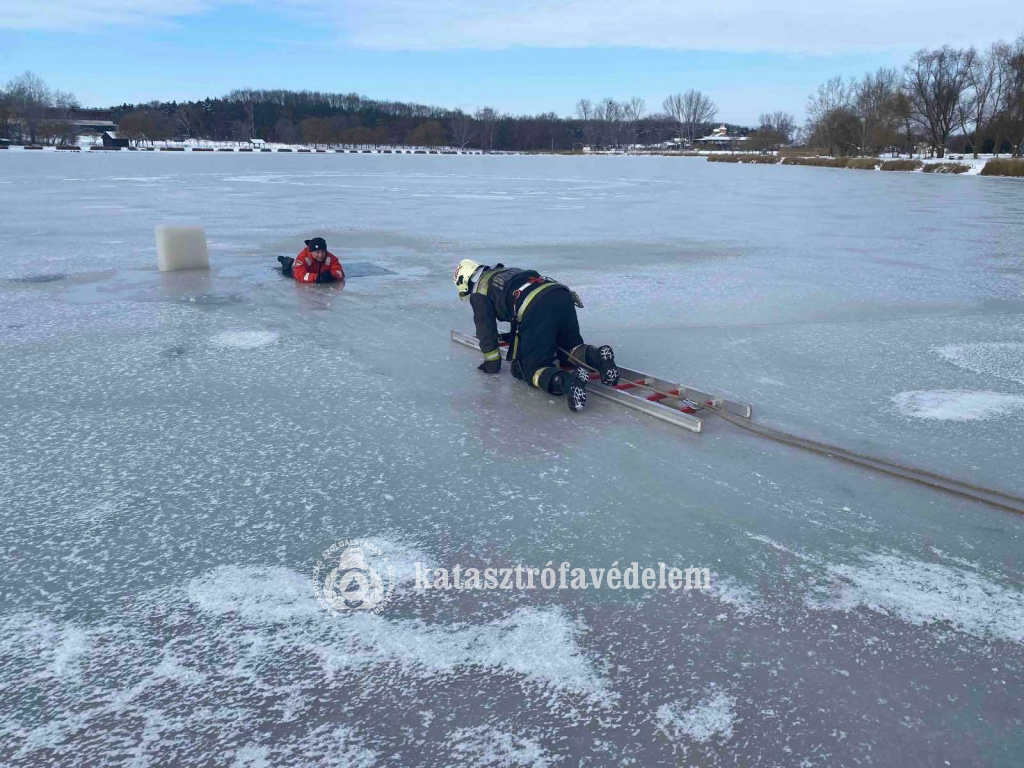 Mit tegyünk, ha beszakad a jég? A szabolcsi tűzoltók gyakorlata nekünk is segíthet