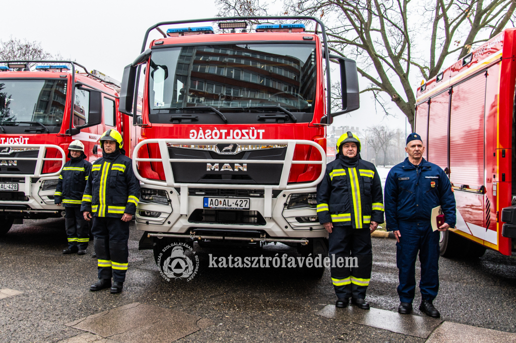 Új komplex tűzoltó gépjárműfecskendőt kaptak a kisvárdai tűzoltók