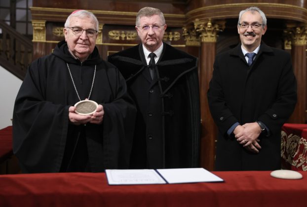 Kitüntették Várszegi Asztrikot a ökumenikus imahét nagytemplomi záróalkalmán