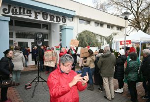 Hosszú sorban álltak ki a nyíregyháziak a Júlia Fürdő újranyitásáért