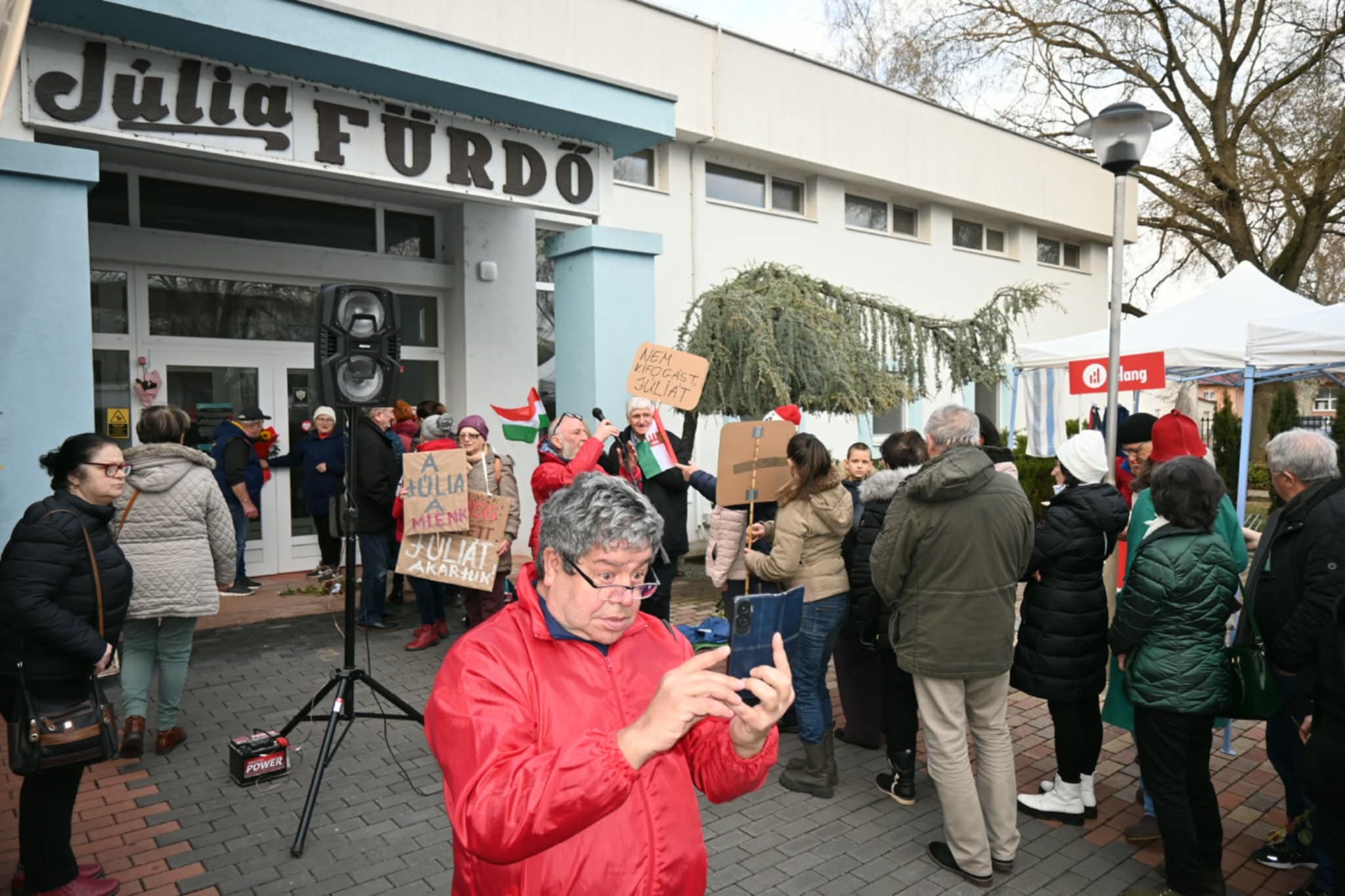 Hosszú sorban álltak ki a nyíregyháziak a Júlia Fürdő újranyitásáért