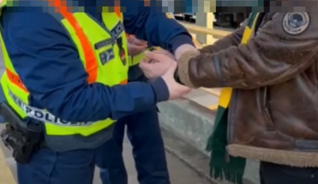 Bárszékkel törték be a nyíregyházi polgármesteri hivatal ajtaját