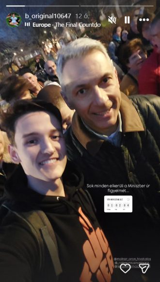 FUCK NER-es pulcsiban szelfizett egy fiatal Lázár Jánossal