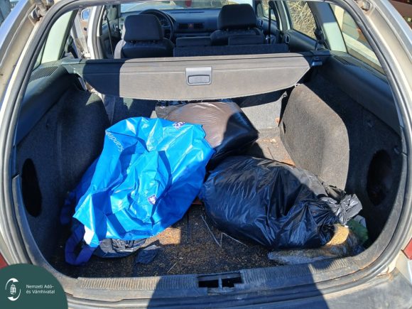 Több millió forint értékű dohánytermék került elő két debreceni autóból