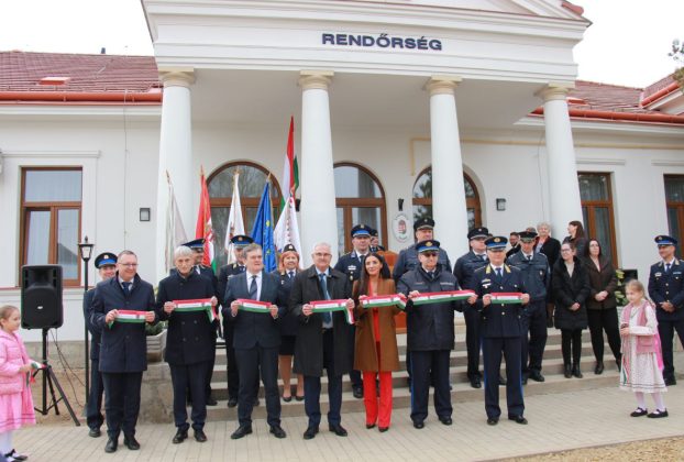 Szalagvágással adták át a Balkányi Rendőrőrs felújított épületét