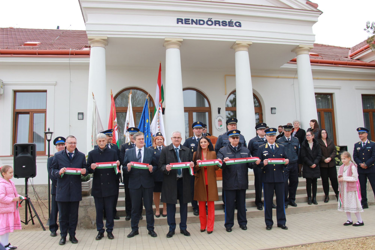 Szalagvágással adták át a Balkányi Rendőrőrs felújított épületét