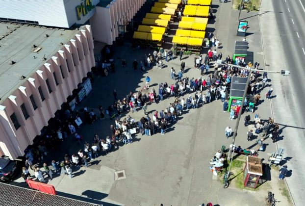 Megtelt a nyíregyházi Búza tér Gajdos László dedikálásán