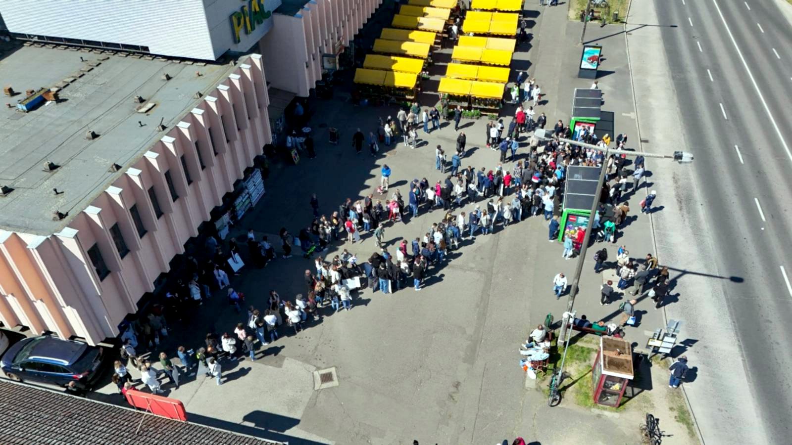 Megtelt a nyíregyházi Búza tér Gajdos László dedikálásán