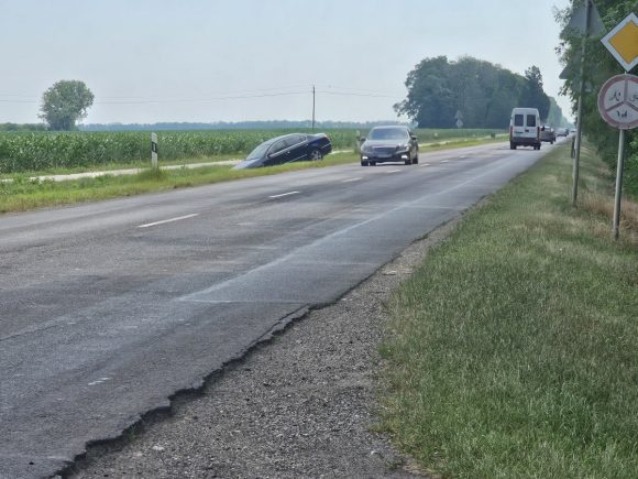 Árokba fejelt egy autó Hajdúszoboszló közelében