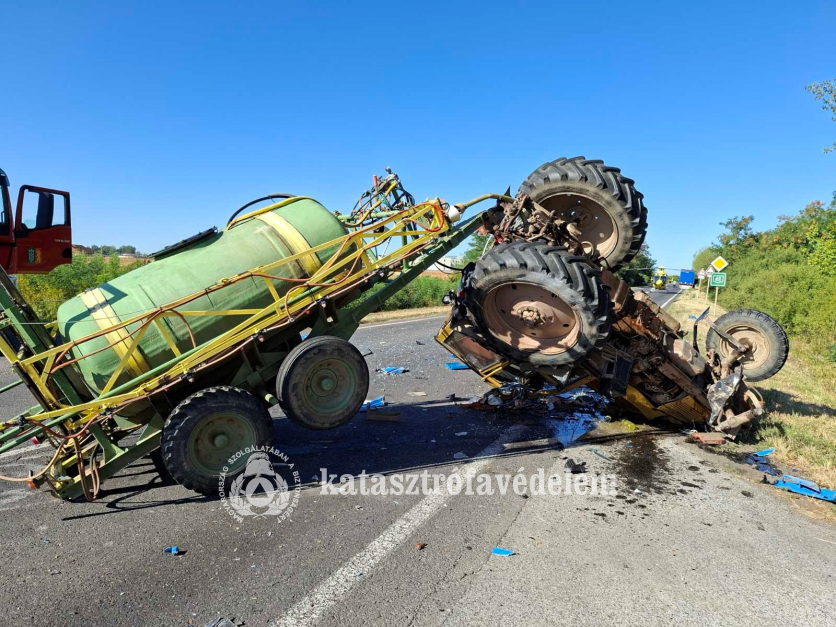 Kamion és mezőgazdasági vontató ütközött egymásnak Szamosbecsnél