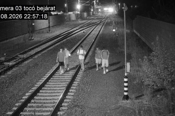 Köveket tettek az egyik debreceni vasúti váltóba a fiatalok